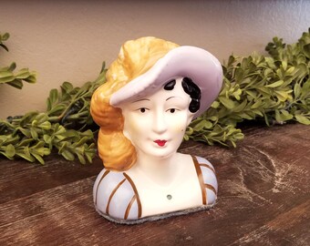 Busto de cerámica vintage pintado a mano de dama victoriana con sombrero de plumas