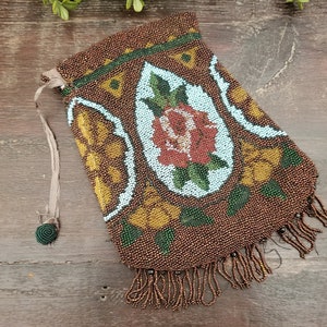 Antica borsa grande con perline floreali rosa finemente lavorata a mano del XIX secolo