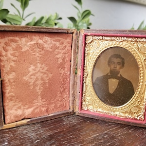 Antique Daguerreotype Photograph of Handsome Young Man Full Separated Union Case Ninth Plate