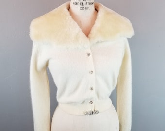 Maglione color crema Leta Royce in lana d'agnello d'angora vintage anni '50 con collo in pelliccia sintetica e chiusura con strass
