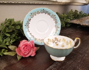 エインズレイの落ち着いたセージグリーンのティーカップとソーサー（金細工のディテール）