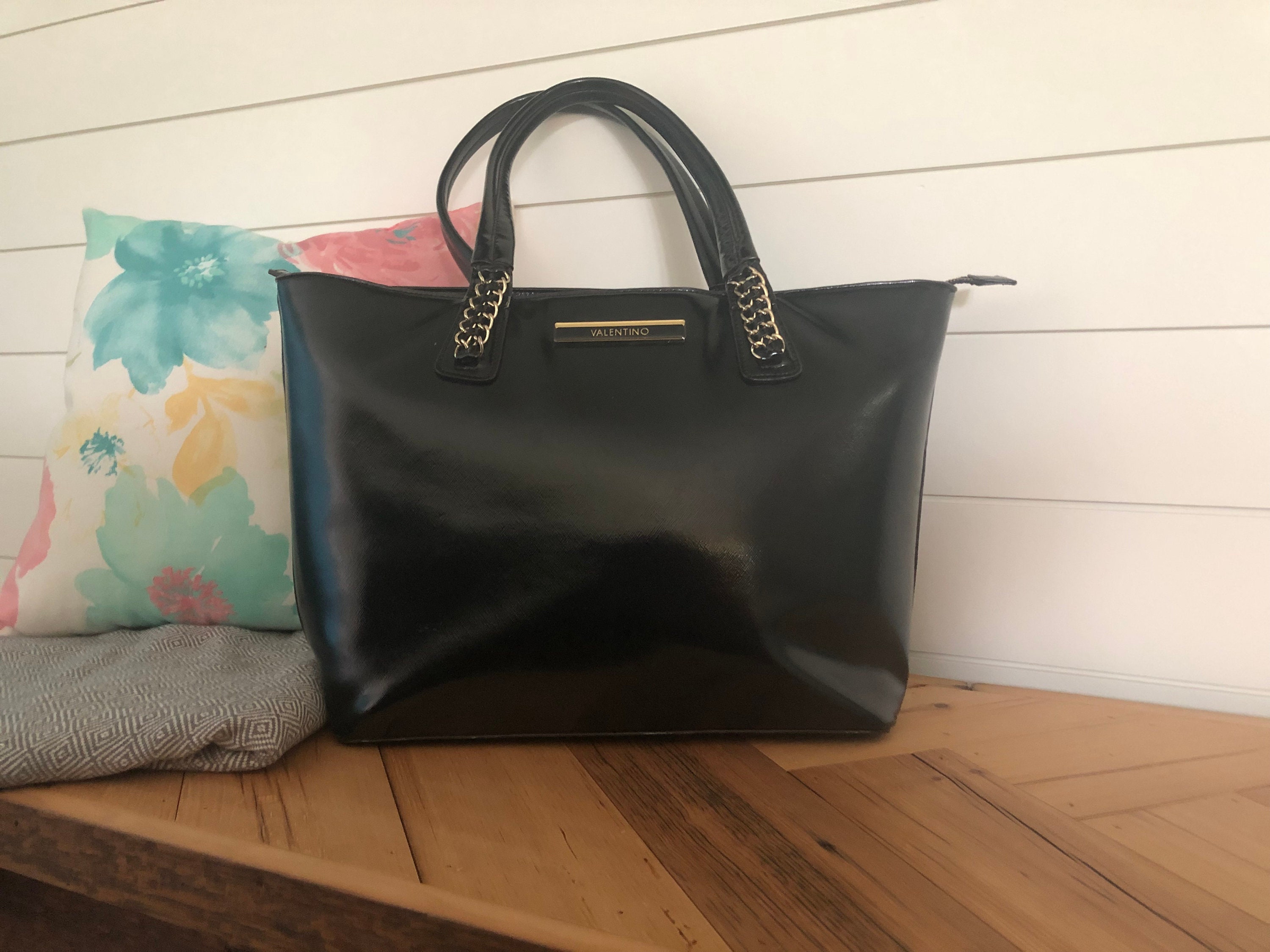 ❤️Auth💯 Valentino Vlogo tote bag, Women's Fashion, Bags & Wallets, Tote  Bags on Carousell