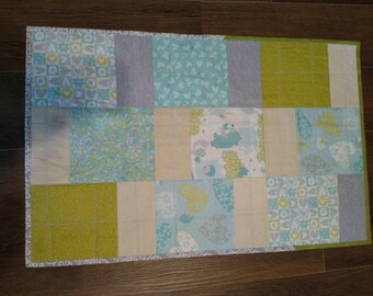 Blauer und grüner Tischläufer.