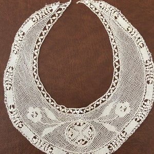 Antique Maltese silk Bobbin lace collar. Cream colour.