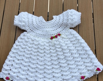 Vestido de bebê feito à mão em crochê