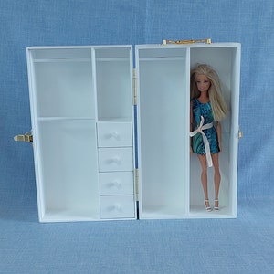 Fantastic Barbie Closet - made out of a suitcase  Diy barbie clothes, Doll  clothes storage ideas, Barbie wardrobe