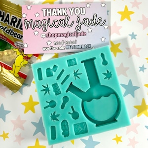 Może przedstawiać: Turkusowa silikonowa forma do odlewania z różnymi kształtami, w tym bonga, liści i słoika. Forma znajduje się na białym tle z różowymi, niebieskimi i żółtymi gwiazdami.