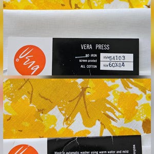 Könnte beinhalten: Gelber Blumenstoff mit weißem Hintergrund. Der Stoff hat ein sich wiederholendes Muster aus gelben Blumen und Blättern. Ein Etikett lautet "VERA PRESS" und "ALL COTTON". Die Größe beträgt 152x213 cm. Waschanweisungen sind ebenfalls enthalten.