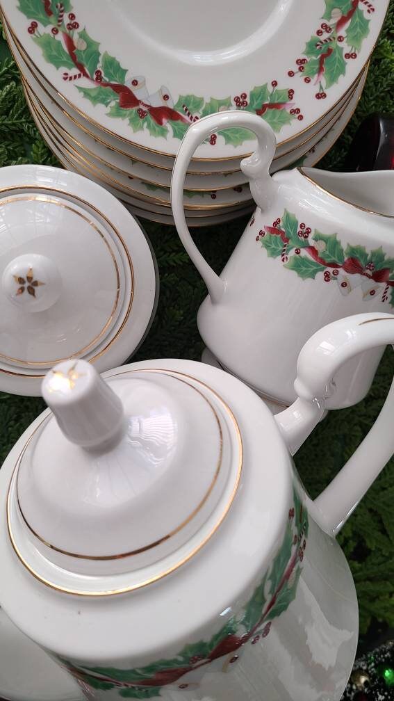 COMPLETE Vintage SANGO Christmas Holly China Dinnerware Svc COMPLETE Vintage SANGO Christmas Holly China Dinnerware Svc