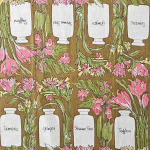 Könnte beinhalten: Ein brauner Stoff mit einem sich wiederholenden Muster aus weißen Gläsern mit schwarzem Text und rosa und gelben Blumen. Die Gläser sind mit den Namen der Gewürze beschriftet: Sesamsamen, Safran, Kurkuma und Ingwer.