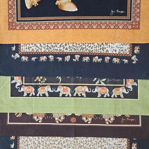 K&ouml;nnte beinhalten: Dekoratives Textil mit einem Elefantenmuster und detaillierten Mustern. Das Textil hat ein Patchwork-Design mit verschiedenen Paneelen, die Elefantenmotive, Leopardenmuster und florale Elemente zeigen. Die Farbpalette umfasst Orange, Schwarz, Gr&uuml;n und Braun.