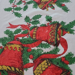 DESLUMBRANTE Toalha de Mesa Vintage Fallani Cohn Retangular 153 cm x 254 cm, Brilhante, Tradicional, Vermelho, Branco e Verde, Fitas, Laços, Sinos e Azevinhos