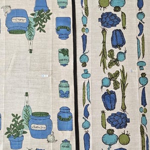Peut inclure: Deux panneaux de tissu avec un fond blanc et un motif répétitif de légumes et d'herbes bleus et verts. Le panneau de gauche présente des bocaux étiquetés avec des épices comme "Anis", "Thym", "Muscade", "Basilic", "Clou de girofle" et "Cannelle". Le panneau de droite présente une variété de légumes, notamment des artichauts, des poivrons, des oignons et des asperges.