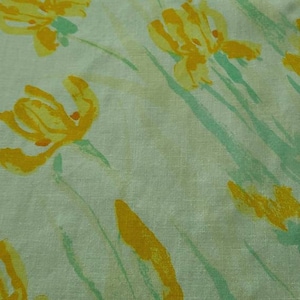 Könnte beinhalten: Ein hellgrüner Stoff mit einem gelben Blumenmuster. Die Blumen sind stilisiert und ähneln Tulpen.
