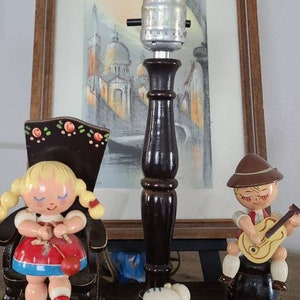 Lámpara de mesa portátil vintage para niños, de madera, estilo folclórico, nostálgico europeo y alemán. Pareja tocando música y gato durmiendo.