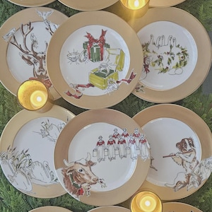 Speelse, handbeschilderde salade- en voorgerechtschalen met het thema "Golden Days of Christmas" uit Westbury, Connecticut. Drie complete sets: 4, 6 en elk. Meer dan 68 stuks beschikbaar.