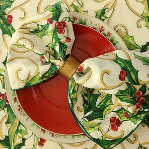 Nunca é cedo demais para o Natal: jogos americanos e guardanapos Fallani e Cohn práticos da NWT FESTIVE, cores tradicionais, pergaminhos dourados e bagas de azevinho