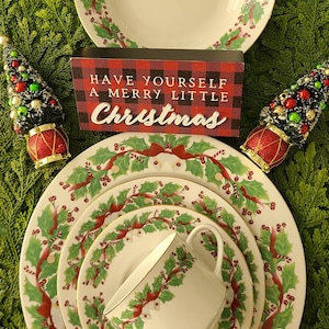 KOMPLETTES Vintage SANGO Weihnachten Holly Porzellan-Geschirr Svc für 8, Abendessen, Salat, Suppe, Tassen Untertassen, Topf, Milchkännchen, Zuckerschüssel SEPARAT