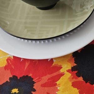 BOLD & BEAUTIFUL.  Vintage Vera Neumann 56-58&quot; Round Floral Perm Press Cotton Tablecloth.  Red, Orange, Yellow and Green Poppies