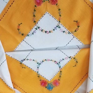 Set van kleine, mooie en eenvoudige geel-witte handgeborduurde kaartentafeltafelkleden en servetten