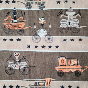 WIMSICAL Vintage ondertekend PAT PRICHARD 1955 x origineel herenhuis linnen keukentheedoek, crèmekleurige achtergrond antieke stoomlocomotieven en karren