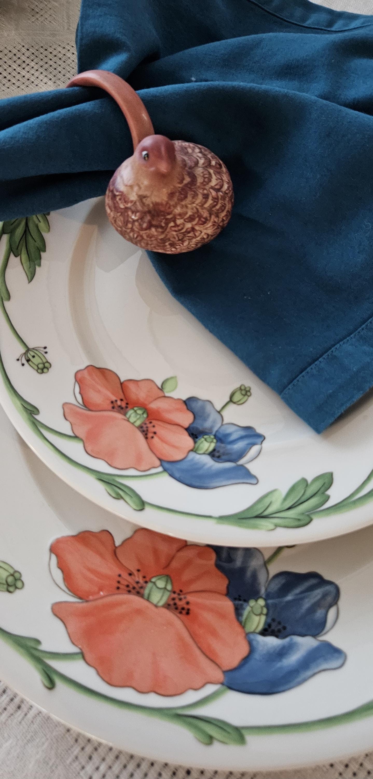 Table for 11. AMAPOLA VILLEROY & BOCH German Vitro Porcelain