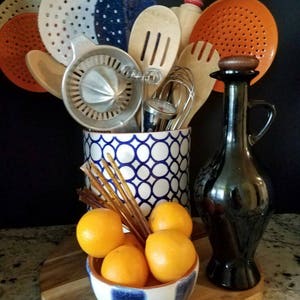 Vintage Retro Colorful Glossy Enamelware Kitchen Utensils Skimmer Strainers with Long Hook Handles