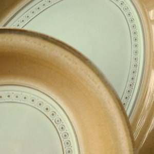 Set mit 2 handgefertigten DENBY England ovale Servierplatte, 12 1/2 &quot;, SEVILLE, Karamellcreme und Weiß mit zartem runden Design