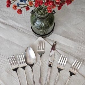 Nostalgisches antikes Vintage Erbstück.  Set # 2, Lot von 7 WM Rogers IS Stücken.  5 Salat- / Dessertlöffel, 1 Servierlöffel, 1 Messer.