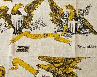 SELTENES US-historisches NWT Vintage signiertes John L Gieroch Kay Dee Leinen Küchen-Geschirrtuch, 1776 Pluribus Unum, Aus vielen, eins. Amerikanische Adler.