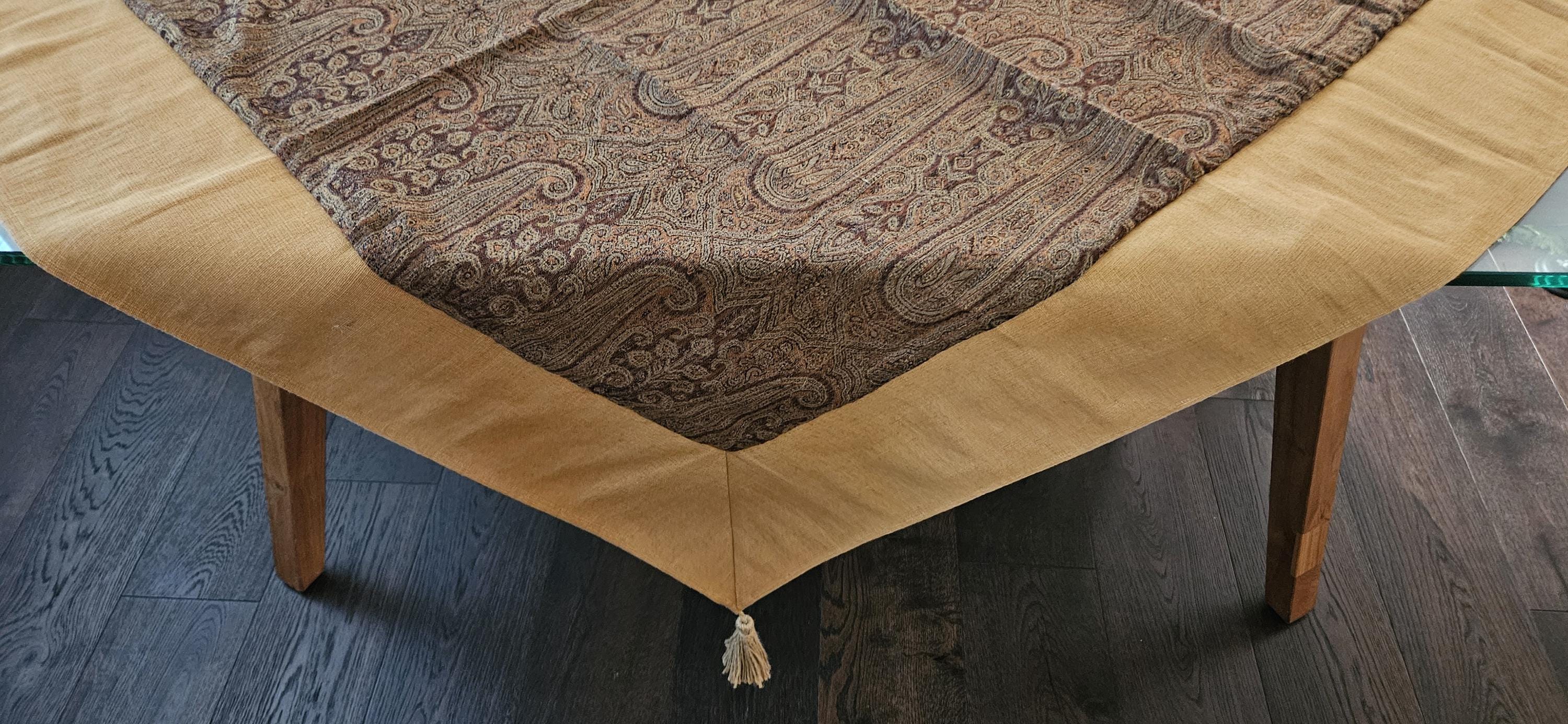 Aus meiner Privatsammlung. Set aus DICKER 53-Zoll-Woll-Baumwoll-Tischdecke, Jute-Quasten