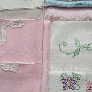 EMBALLAGES D'ENTRETIEN Moins de 25 ans, lot de 5 et 6 BELLES nappes en lin vintage et serviettes assorties, fil de traction pour appliqués brodés à la main