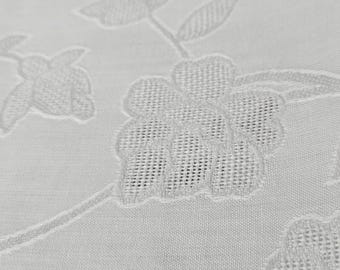 HEIRLOOM NEW (NWT) Vintage Home Beautiful Linen Set White on White Tea Rose 52 x 70 Easy Care Cotton Tablecloth 3 Napkins, Made in Japan