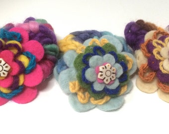 Warstwy filcowych kwiatów i miękkiej wełny Scrunchies