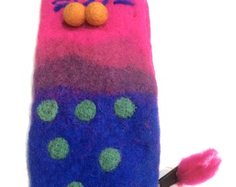 Looking for a one-of-a-kind gift for your kids? Surprise them with a charming Felted Cat Purse, perfect for kids of all ages!
