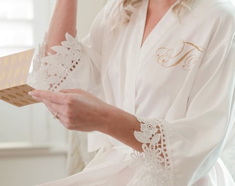 WHITE Chunky Lace Bridal Robe / Bridesmaid Robe / Bridesmaid Gift / Bridal Party Robes / Satin Robe / Wedding Robe / Wedding Favor / Silky