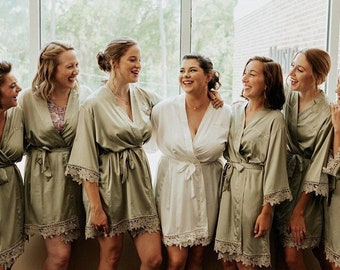 Bridesmaid Gift / Bridesmaid Robe / Lace Robe  / GIFT / Bridal Party Robes / Set of Robes / Satin Robe / Wedding Robe / Wedding Favor