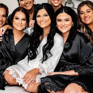 Bridesmaid Gift / Bridesmaid Robe / Lace Robe / GIFT / Bridal Party Robes / Set of Robes / Satin Robe / Wedding Robe / Wedding Favor