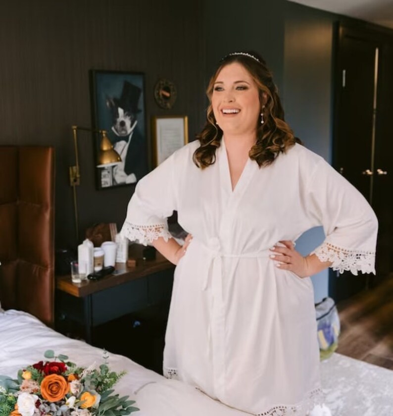 plus size white Lace Bridesmaid Robe Gift Wedding Robes Silky Silk Satin Bridal Party Getting Ready Outfit Gift Favor Maid of Honor Mother of the Bride Groom Proposal Personalized Custom