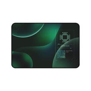 Puede incluir: Una alfombrilla de escritorio rectangular con un fondo degradado verde oscuro abstracto y esferas brillantes. A la derecha, una interfaz digital muestra un icono de procesador, el texto JOHN DOE, un código QR y Personal Rig Stats.