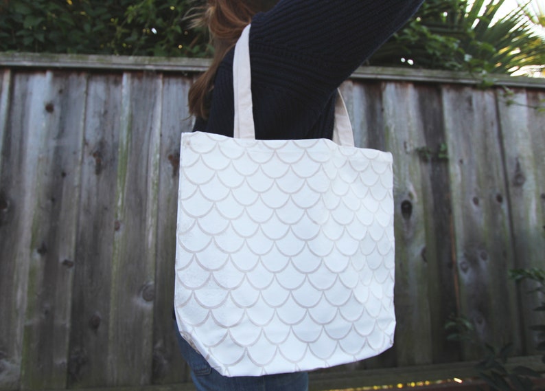 simple tote scales handprinted white