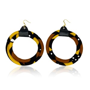 Pendientes de aro con estampado de tela de barro / Pendientes marrones, dorados, amarillos, negros y blancos / Pendientes africanos grandes / Tela y cordón
