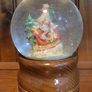Vintage 1980&#39;s Musical Snow Globe Santa in His Sleigh with Reindeer and Christmas Tree