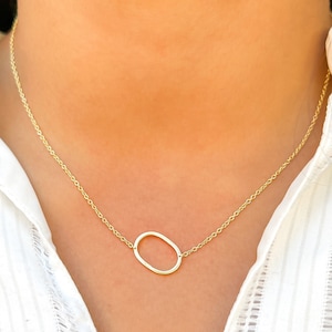 Colar delicado com a letra O, colar com inicial lateral, colar com letra, joias de prata com inicial, colar minimalista personalizado, presente para novas mães