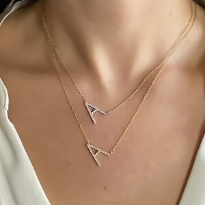 Colar com letra A, colar com inicial CZ lateral, colar com letras, joias iniciais, joias personalizadas com letras, presente de dama de honra de casamento