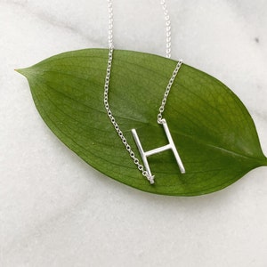 Collar de letra delicada, collar con inicial, collar con H, joyería con inicial, joyería con letras, joyería personalizada, regalo personalizado, monograma