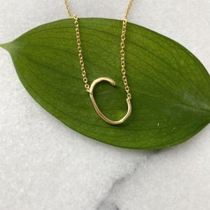 Collar con la letra C, collar con inicial de oro, collar con letra de plata, collar con nombre de lado, collar personalizado para todos los días, regalo para ella