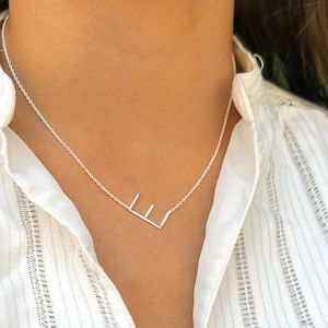 Collar con nombre, collar con inicial en minúscula E, collar con inicial de lado, collar con letra dorada, collar personalizado, regalo para ella, dije