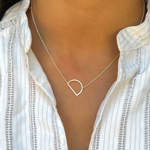 Collar con inicial, collar con la letra D, collar con inicial minimalista, collar con letra para uso diario, regalo para el mejor amigo, collar con letra mediana de plata