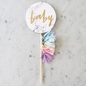 Kuchen Topper / Marmor Druck / moderne Kalligraphie / Benutzerdefinierte Hand beschriftet / Einhorn Mähne Pastell Regenbogen / Mini Quasten Ballon / Geburtstag / Baby